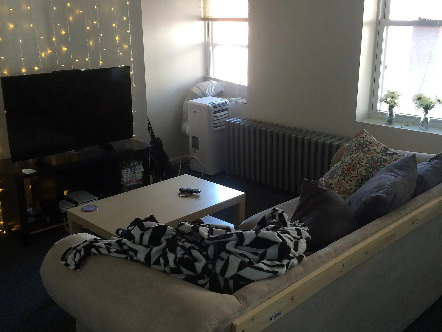 3 bed, 900 sqft, $2,700 — Photo 2