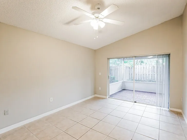 428 Lakeside Cir — Photo 8