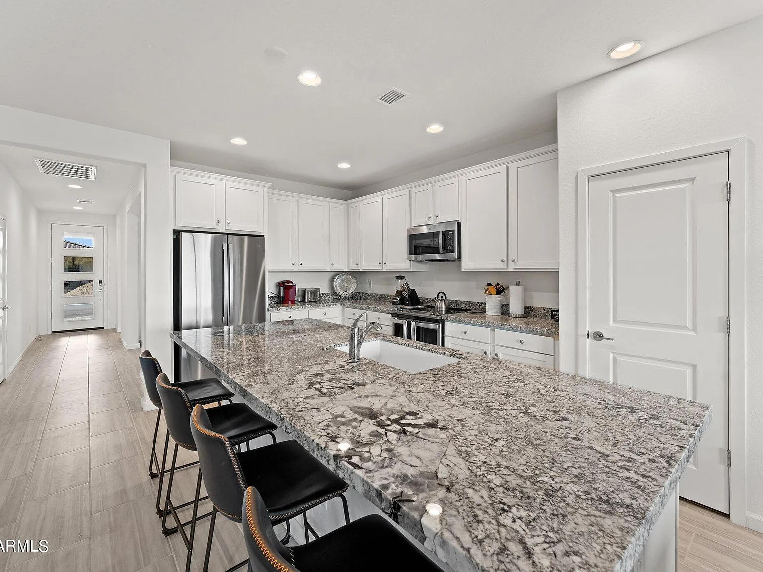 3 bed, 2.0 bath, 1831 sqft, $3,500 — Photo 4