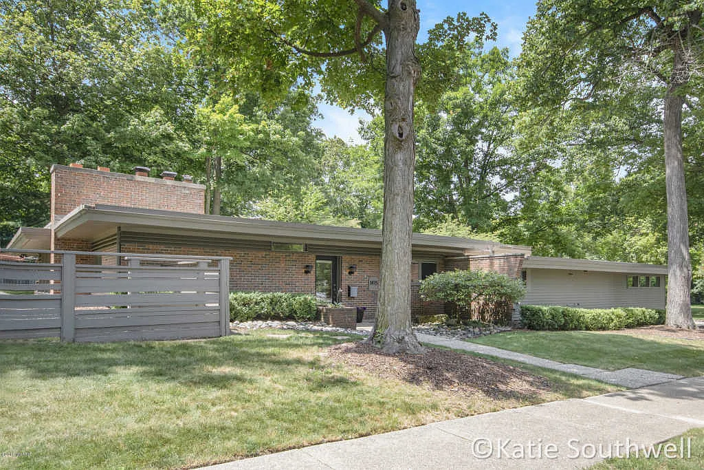 1415 Conlon Ave SE photo 1