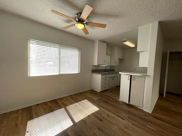 6632 Darby Ave — Photo 5