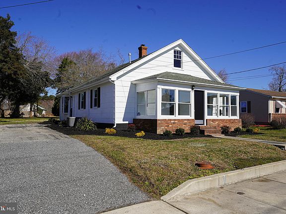 4th image of 221 Branch St