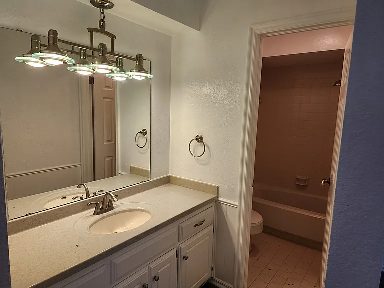 1701 Queens Towne — Photo 10