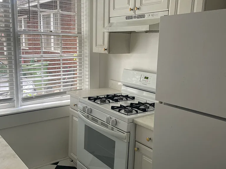 Virginia Court Apartments — Photo 41