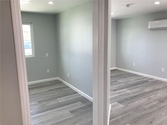 4th image of 20668 Clarendon St
