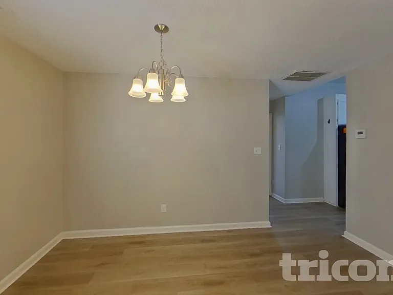 909 Dogwood Ln — Photo 5
