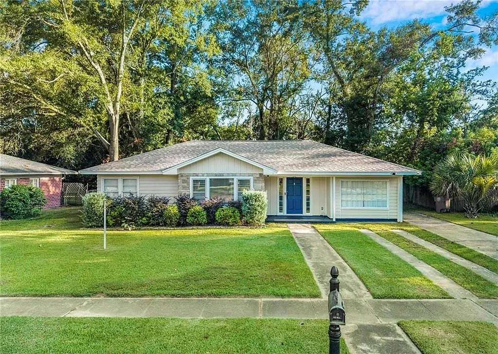 4 bed, 2.0 bath, 2251 sqft, $2,000 — Photo 1