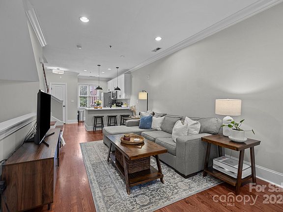 4th image of 100 N Laurel Ave