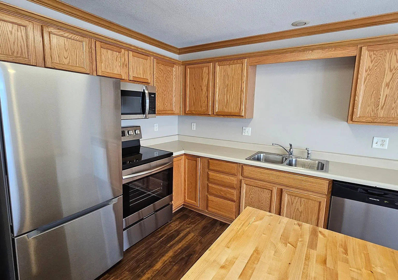 Modern 3-Level Townhouse in a Desirable Neighborhood Spacious & Stylish! — Photo 1