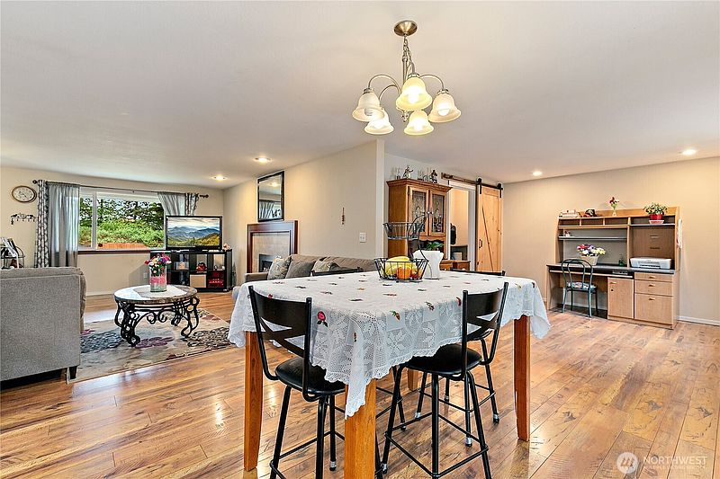 4th image of 15902 Woodland Avenue E