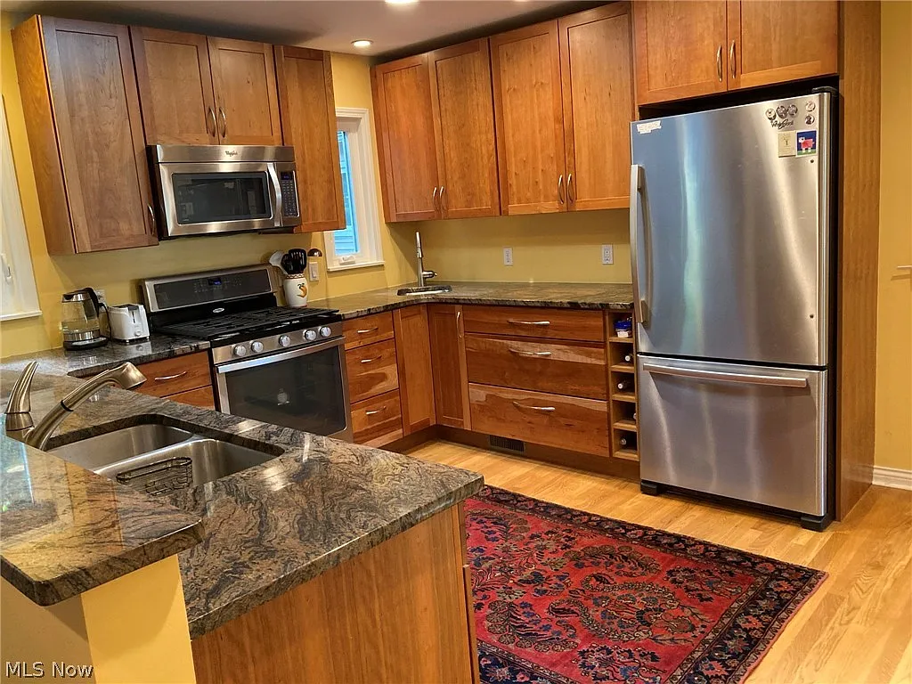 2 bed, 1.5 bath, 1988 sqft, $2,400 — Photo 4