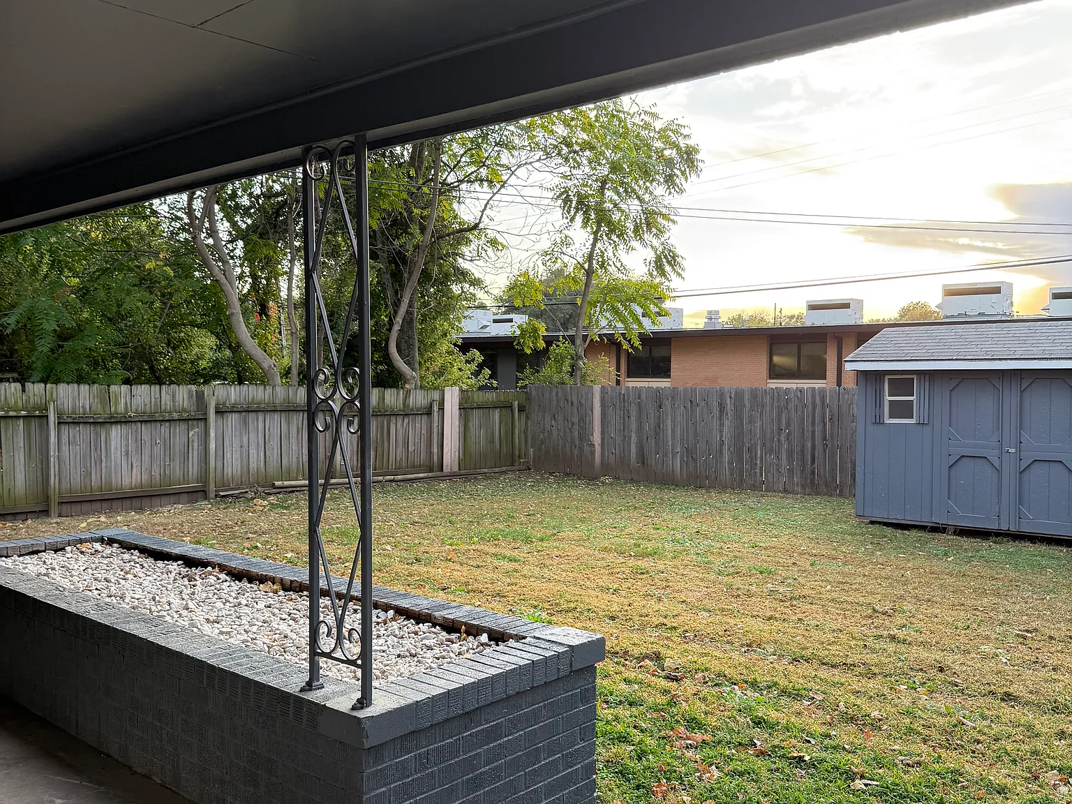 3 bed, 960 sqft, $1,300 — Photo 2