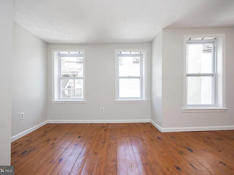 206 E Cross St — Photo 17