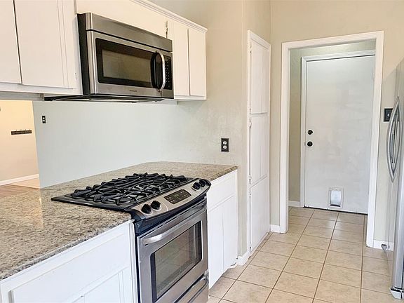 3rd image of 4115 SW Parkridge Blvd