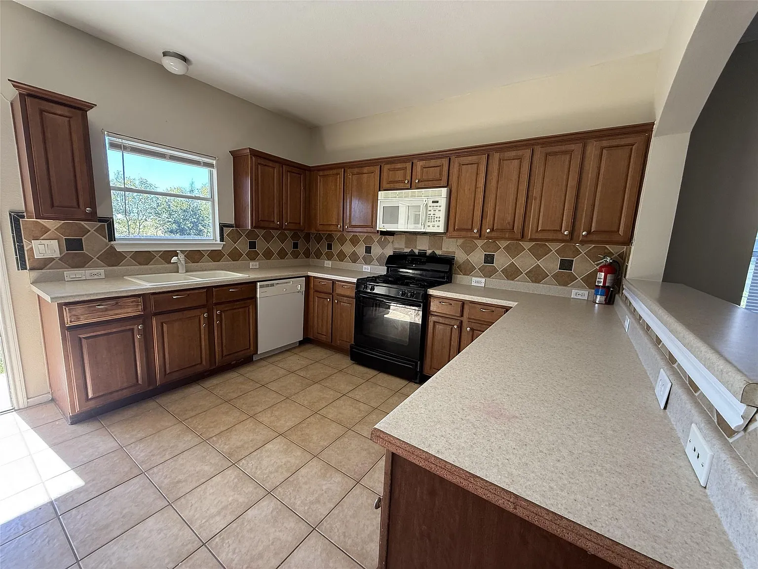 4 bed, 2.0 bath, 1766 sqft, $1,950 — Photo 4