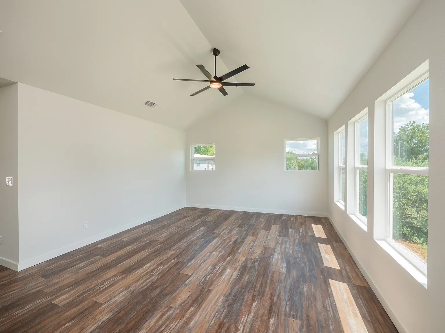 3 bed, 1416 sqft, $1,845 — Photo 2