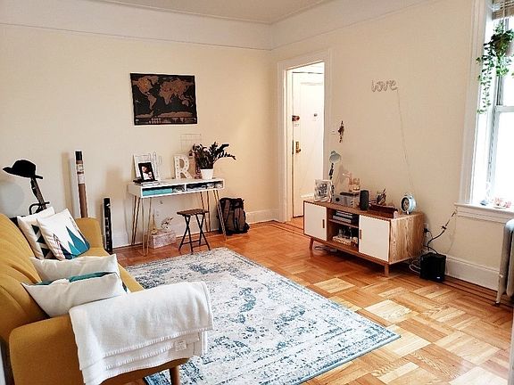 4th image of 2826 44th St APT 6C