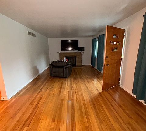 2nd image of 732 Sunset Dr