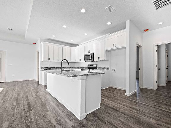 3rd image of 583 SW Chesterfield Cir