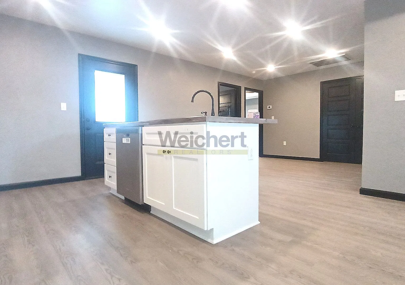 Spacious 4bed/2bath House with Fenced Backyard & Enclosed Garage — Photo 4