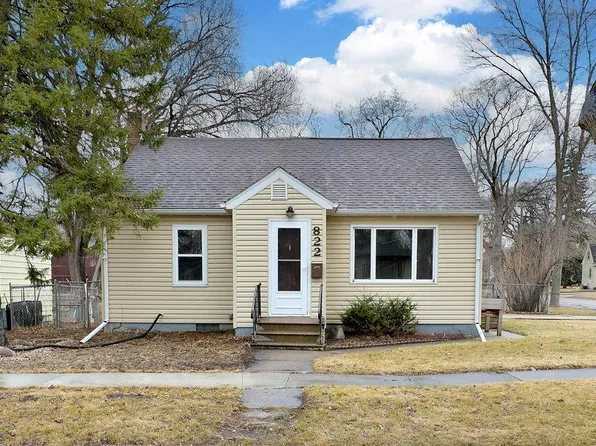 822 1st St S, Moorhead, MN 56560