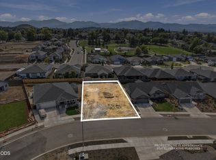 3075 Umpqua Dr, Medford, OR 97504