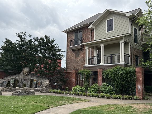 2nd image of 442 Maple St #1