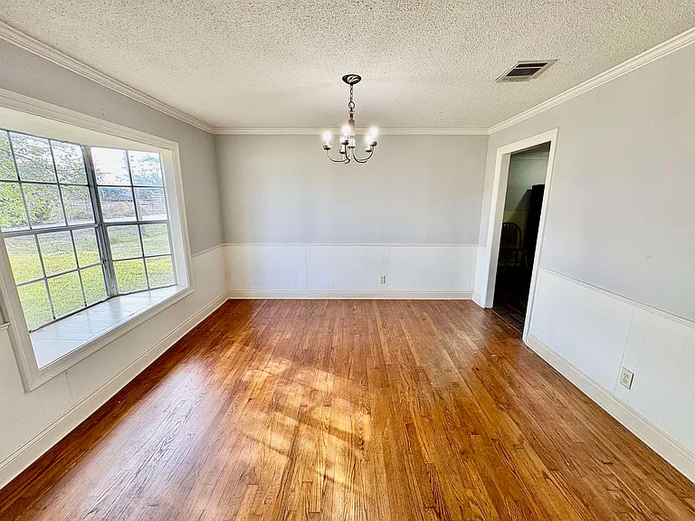 1228 Susan St — Photo 4