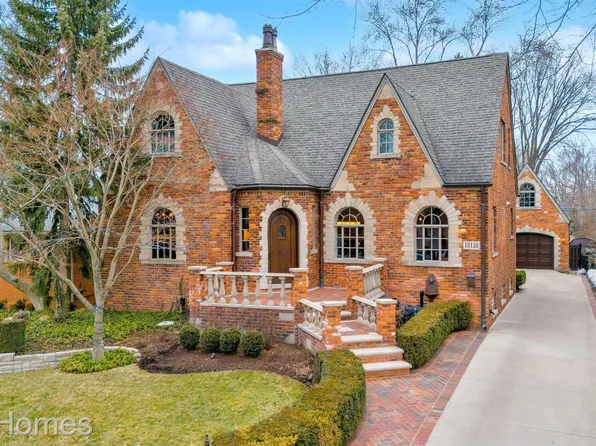 10136 Elgin Ave, Huntington Woods, MI 48070