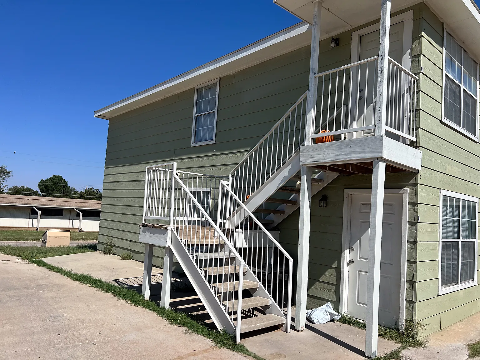 900 Scurry Street — Photo 2