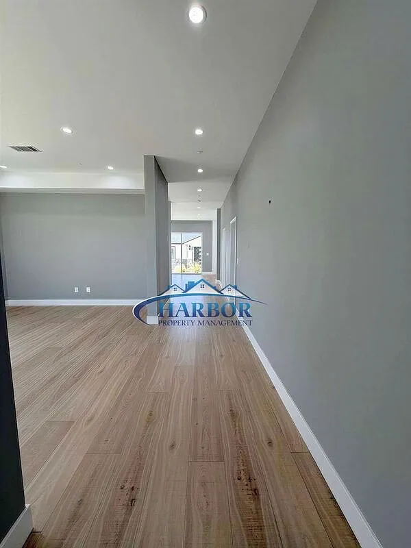 5 bed, 5.0 bath, $7,900 — Photo 2