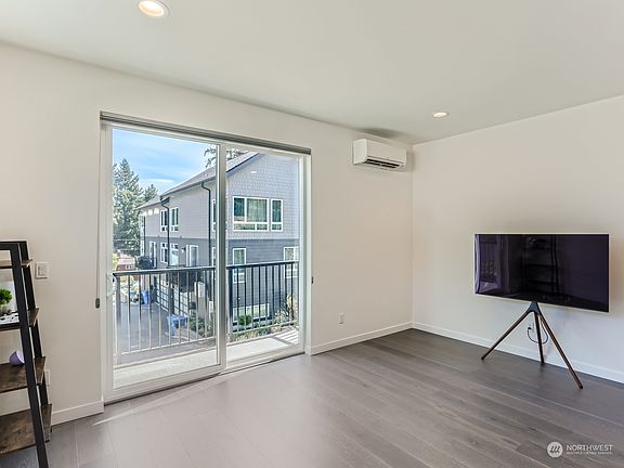 4th image of 18341 Wallingford Avenue N #B
