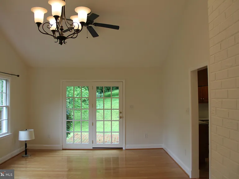 1103 Delf Dr — Photo 6