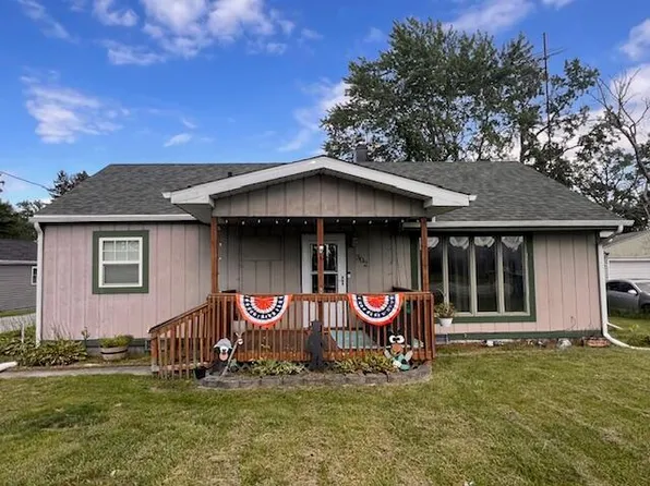 302 N Main St, Kouts, IN 46347