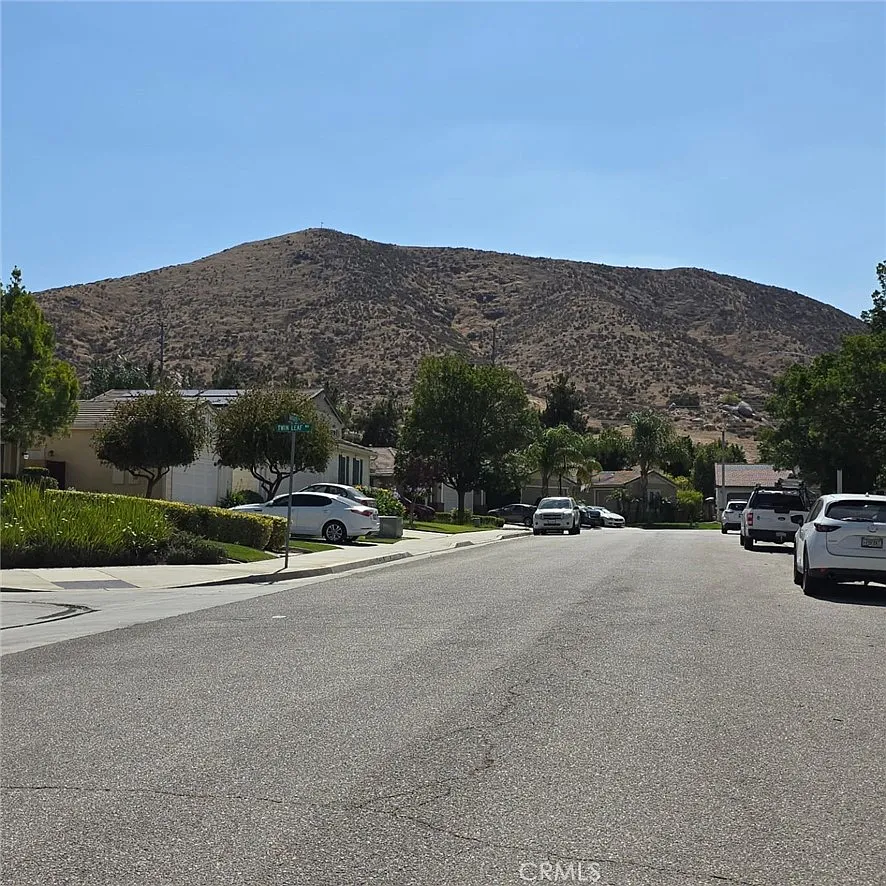 4 bed, 2.5 bath, 2407 sqft, $4,400 — Photo 2