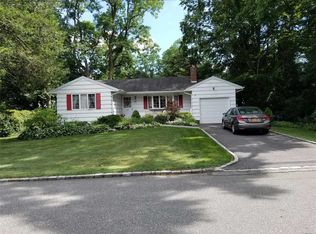 7 Sheridan St, Huntington, NY 11743