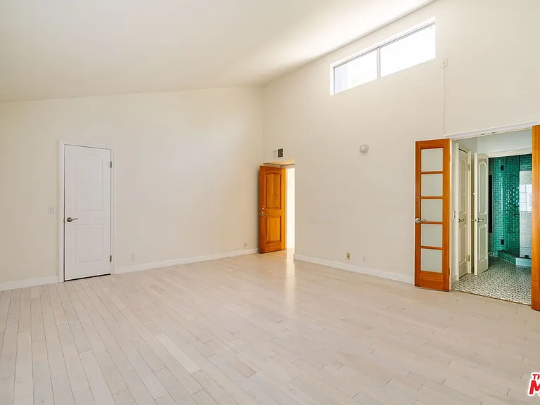 141 N Clark Dr #2 — Photo 11
