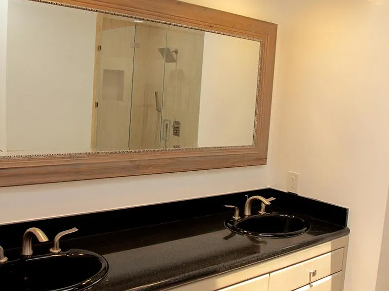 Guest Bath off Hallway