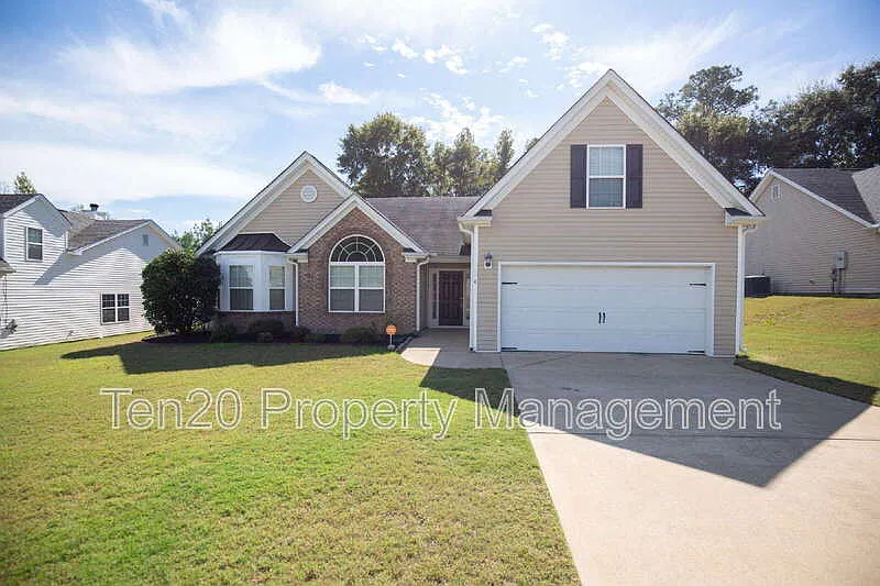 4 bed, 3.0 bath, 2600 sqft, $2,150 — Photo 1