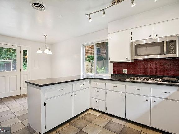 2nd image of 802 Ridge Pl