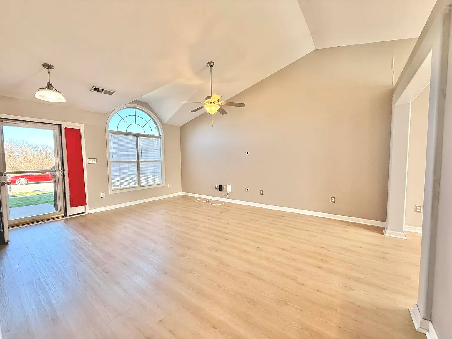 3 bed, 1327 sqft, $1,950 — Photo 4