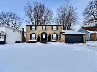 16 Ranch Trl W, Williamsville, NY 14221