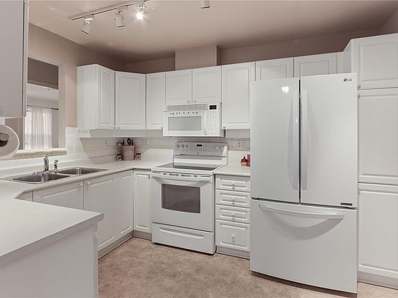 4th image of 5620 Edgewater Ln #402