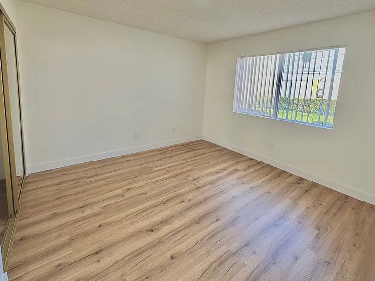 Lynrose Manor Apartments — Photo 17