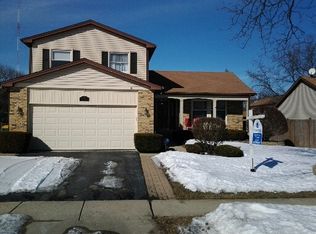 1230 Robin Dr, Elk Grove Village, IL 60007