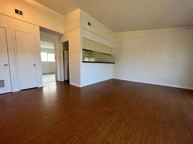 612 W 51st St #103 — Photo 3