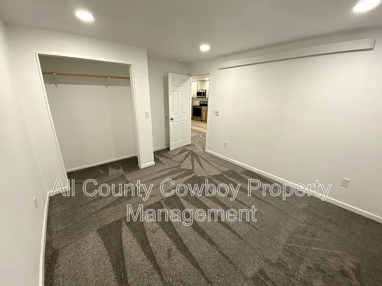1710 1/2 Walsh Ct — Photo 5