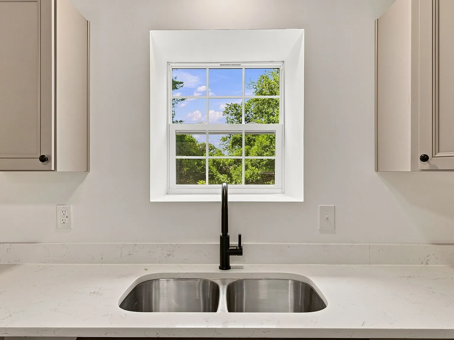 3 bed, 2300 sqft, $1,879 — Photo 4