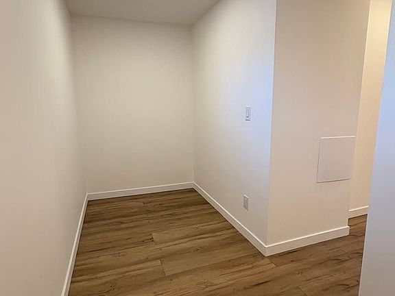 4th image of 557 Crawford St