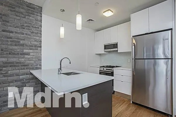 Rented by Mdrn Residential | media 26